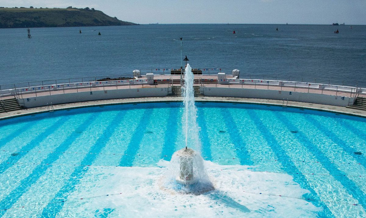 Aqua waters and mountain views of Lake Wanaka, Newzealand.