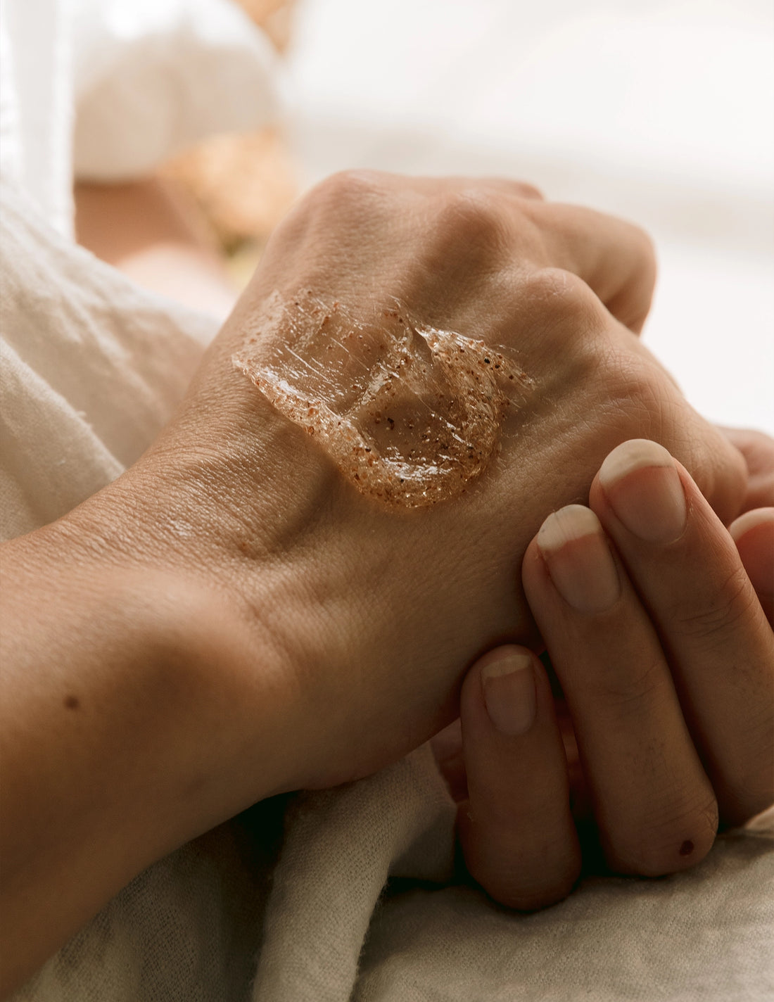 Face exfoliator on the back of a woman&